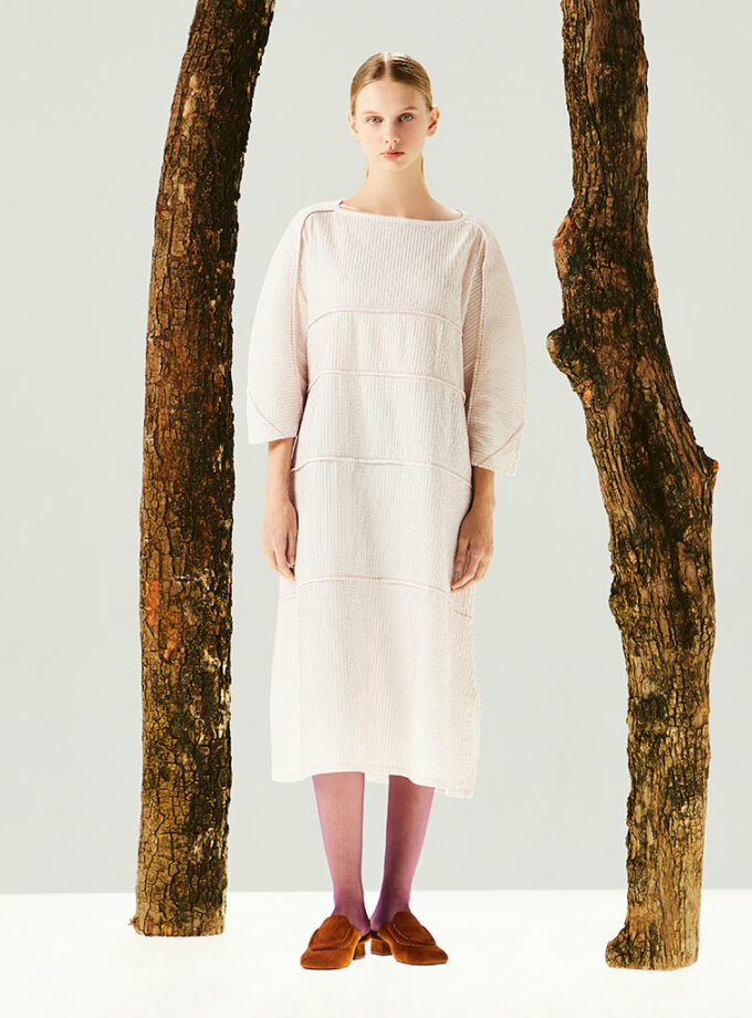 SS25 Lady Lawn Dress 1061613 YaccoMaricard เดรส จับจีบและเย็บตีเกล็ดเข้าด้วยกัน เพื่อเน้นเส้นตะเข็บ