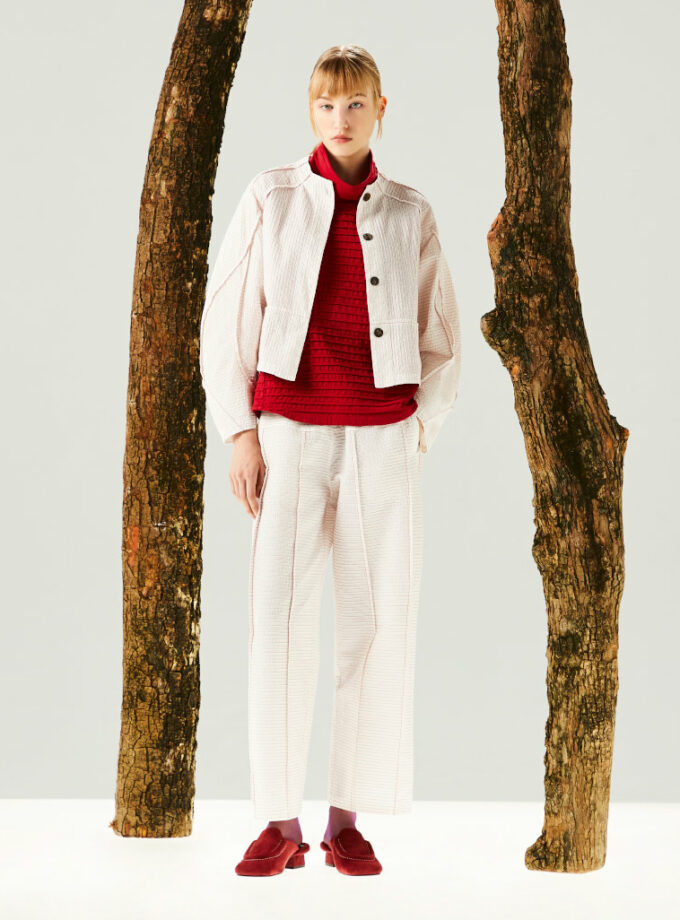 SS25 Lady Lawn Jacket 1111944 YaccoMaricard เสื้อแจ็คเก็ต จับจีบและเย็บตีเกล็ดเข้าด้วยกัน เพื่อเน้นเส้นตะเข็บ